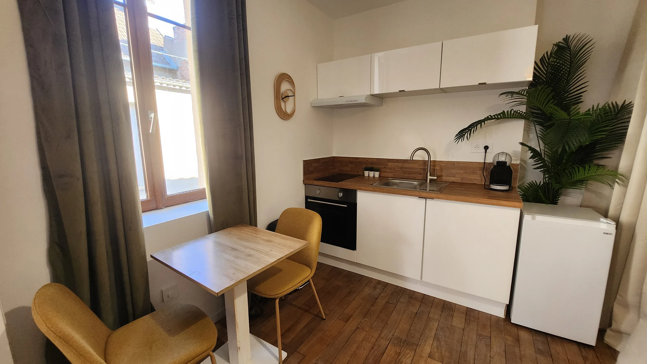 Cuisine équipée et coin repas de L’Alcôve Verte à Autun