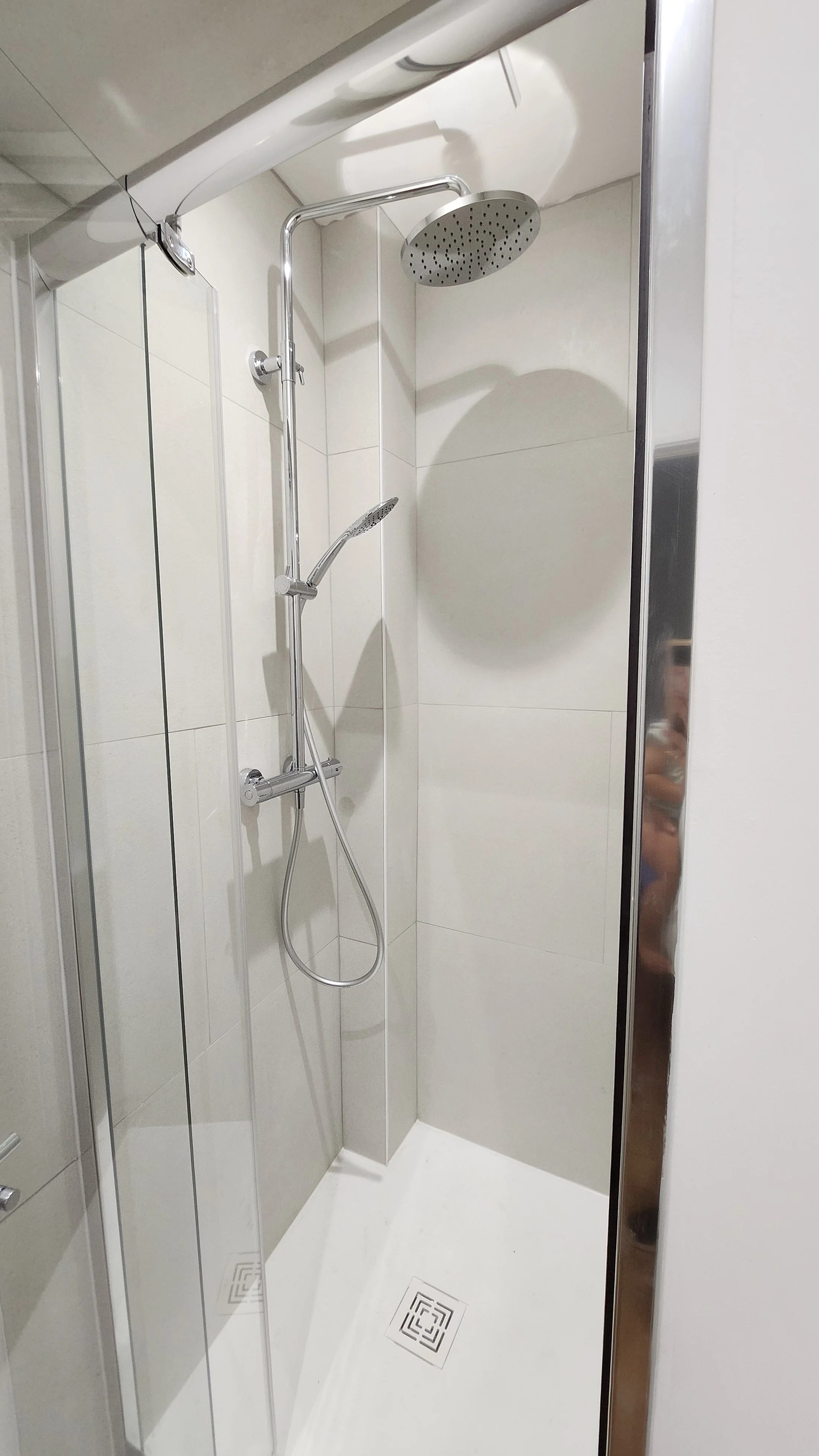 Douche avec ciel de pluie de L’Alcôve Verte