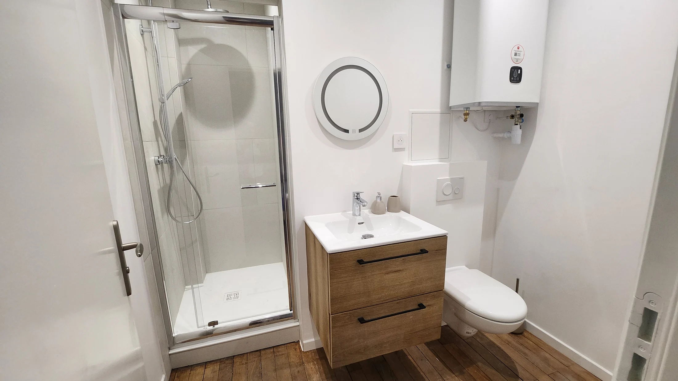 Salle d’eau rénovée avec douche de L’Alcôve Verte