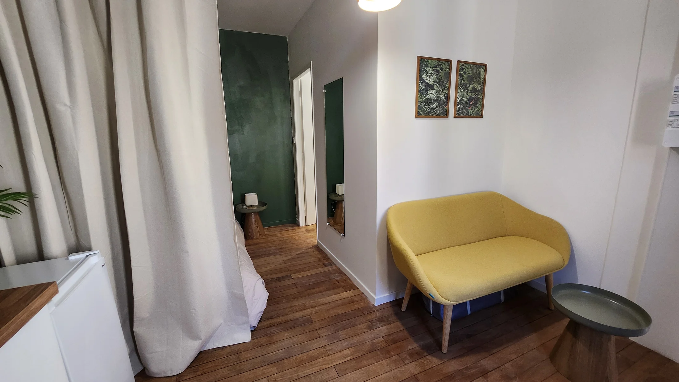 Pièce de vie de L’Alcôve Verte avec assise et espace nuit