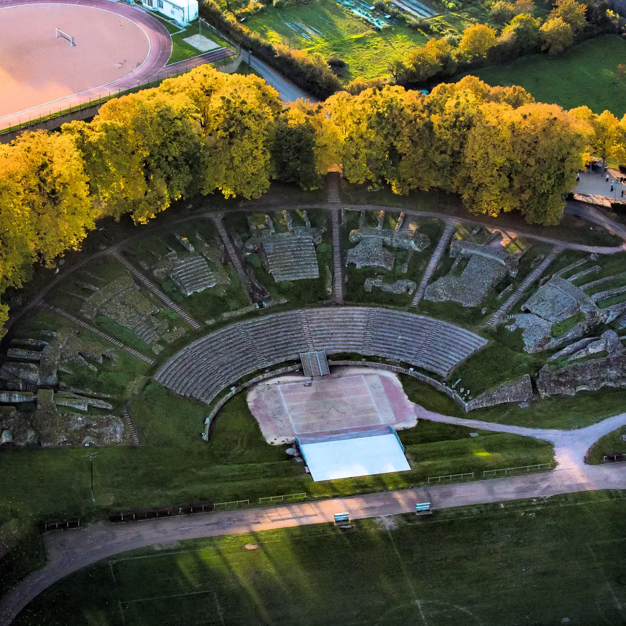 Vue aérienne du théâtre romain d’Autun entouré d’arbres