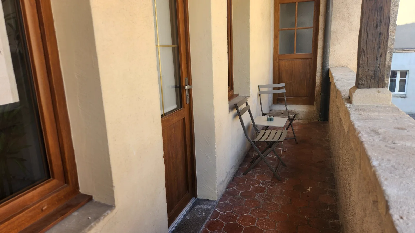 Balcon d’accès extérieur du Cocon Balnéo