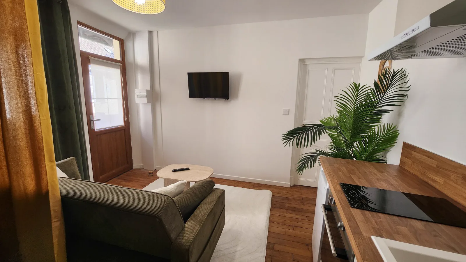 Pièce de vie vue depuis la cuisine